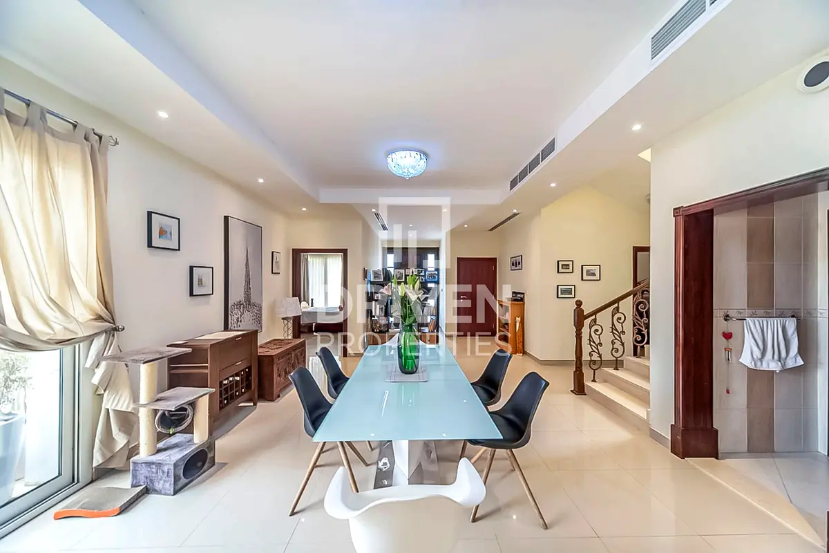 Single Row | Close to Exit and Spinneys