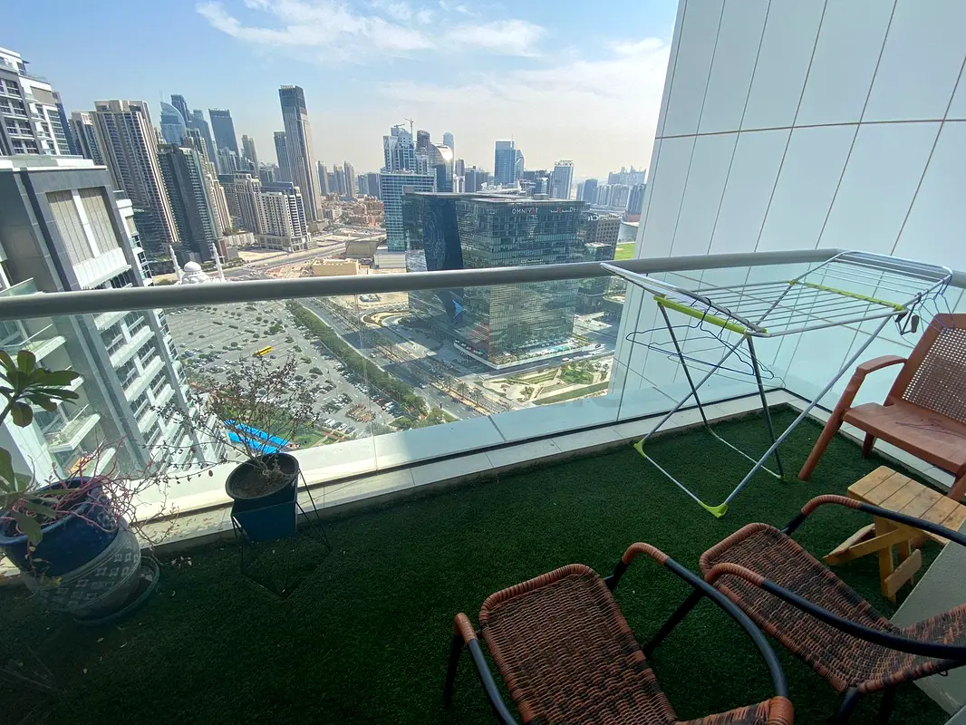 High floor, 2Bed apartment 1300 sq feet with downtown view