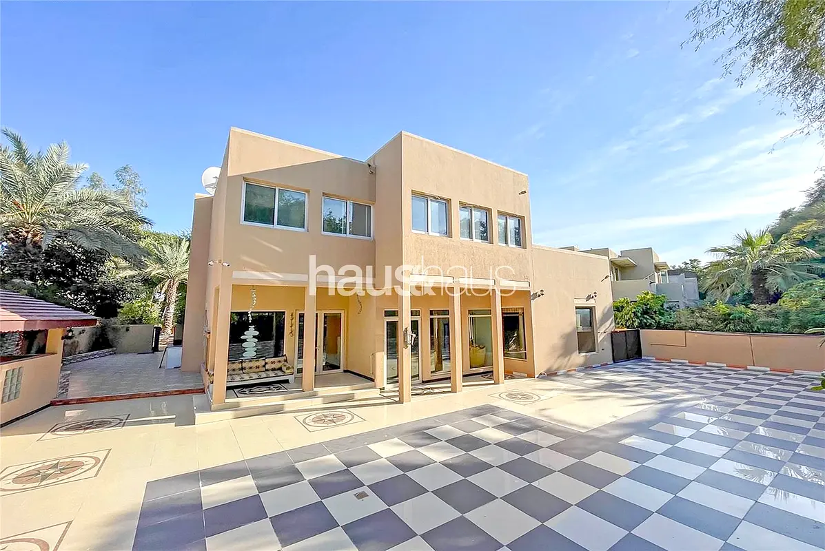 Single Row | Backing the Park | Quiet location