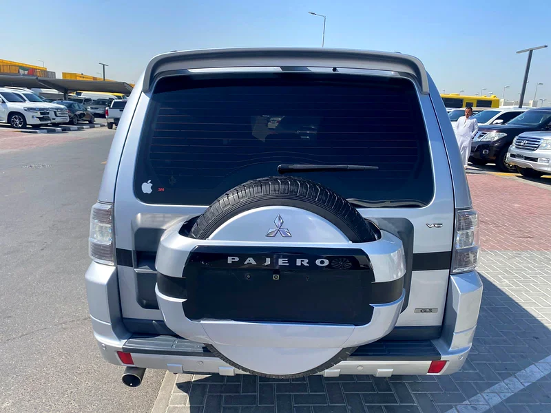 Mitsubshi pajero 2012 silver color GCC calen car63152748334339114