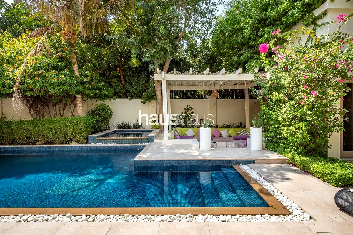 Upgraded | Extended | Corner Unit | Immaculate