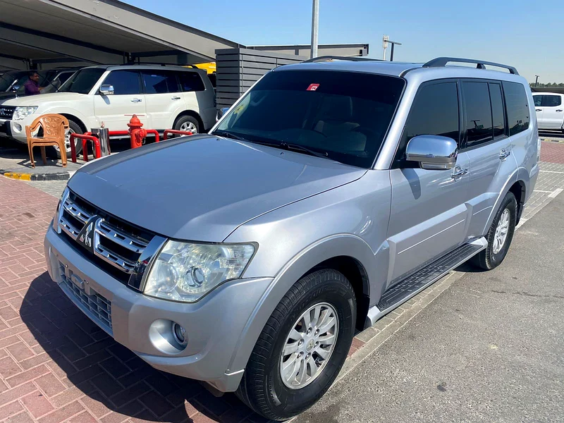 Mitsubshi pajero 2012 silver color GCC calen car63152748334339111