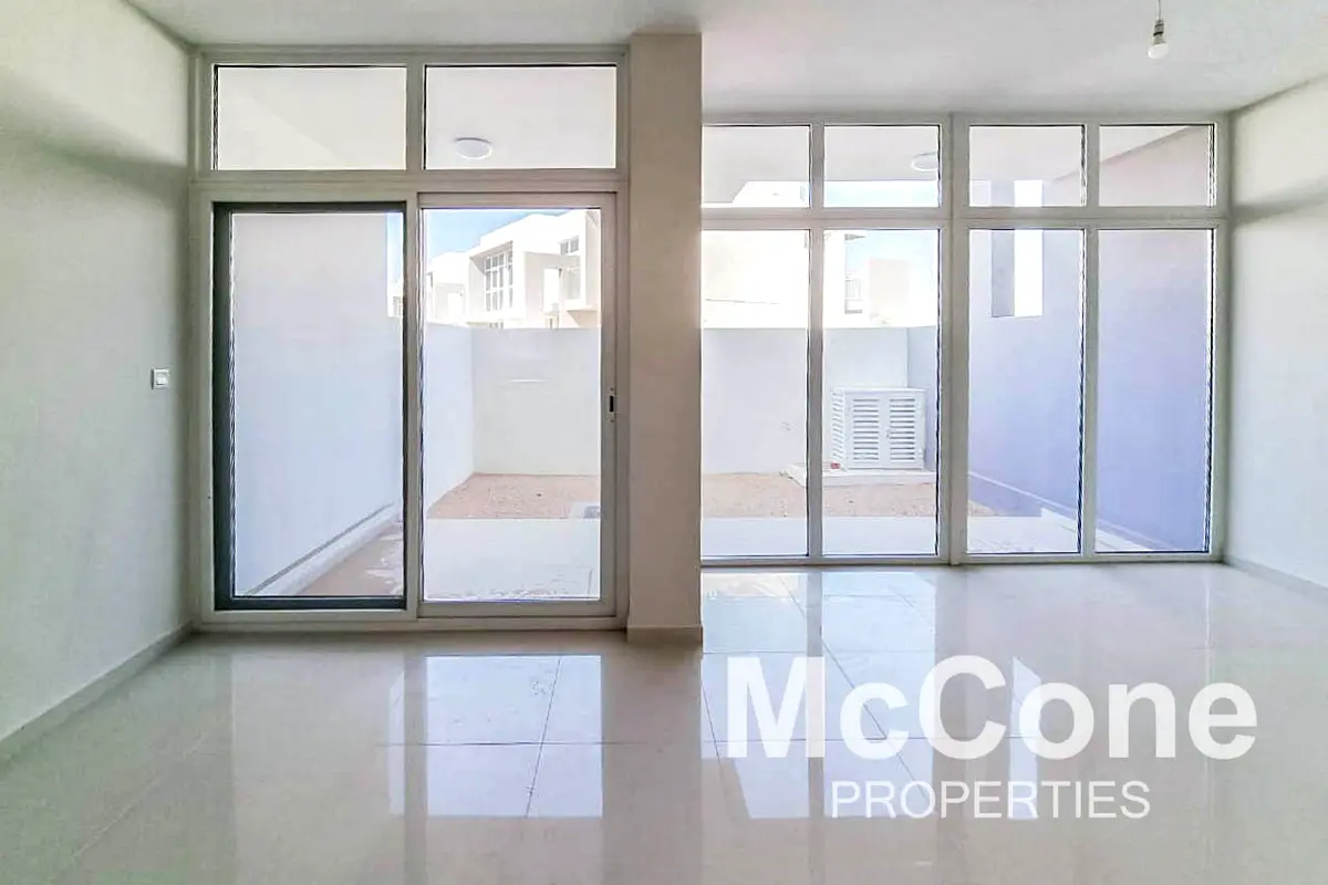 Mid-Terraced | Bright Townhouse | Vacant