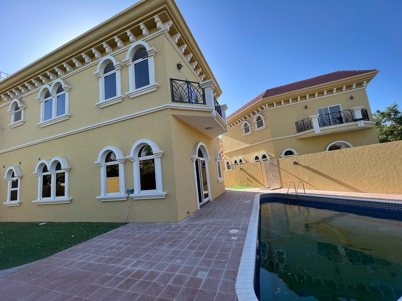 MAGNIFICIENT 5 BED VILLA WITH POOL  CLOSE TO EXIT