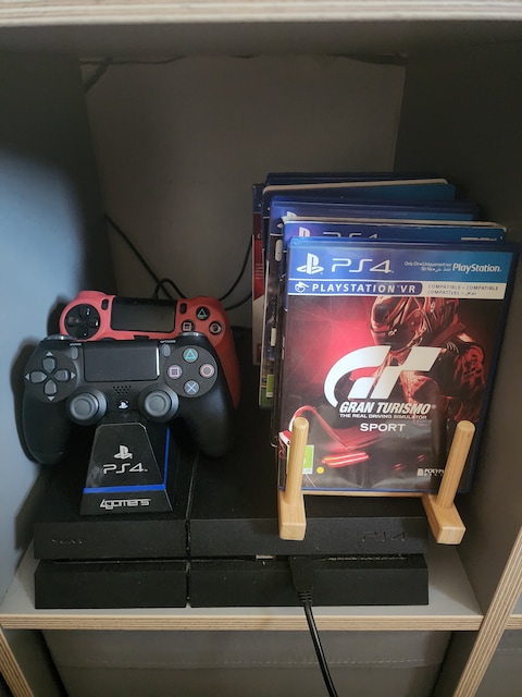 Sony play station 4 1TB + Games + 3 Controller