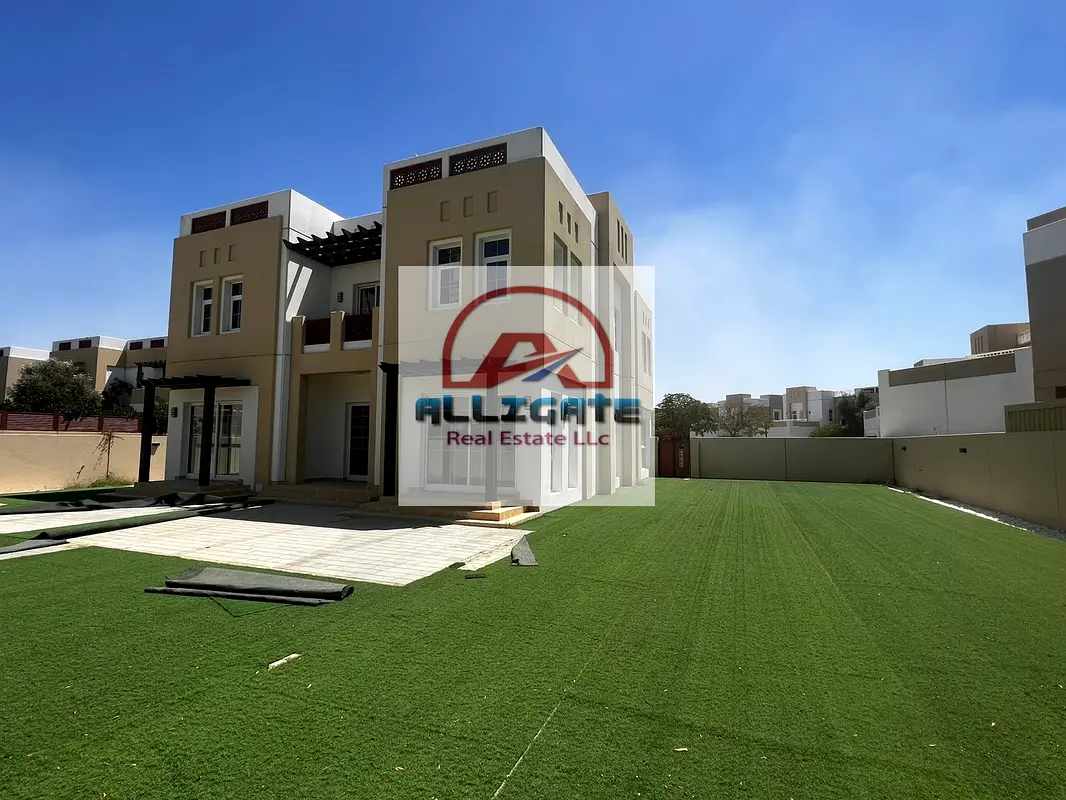 LARGE PLOT SIZE  - 5BR VILLA + MAIDS ROOM