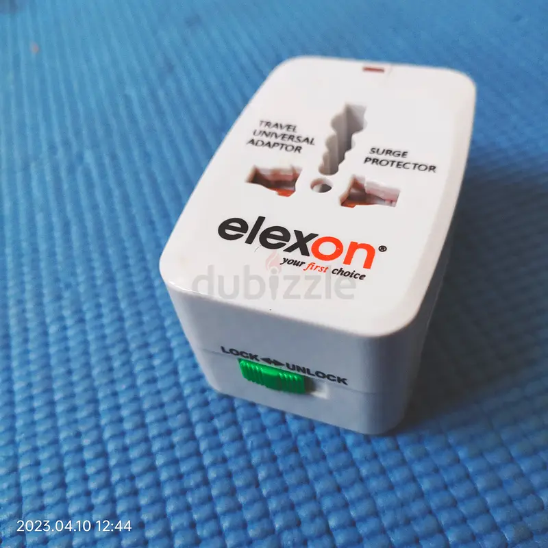 Travel universal adaptor