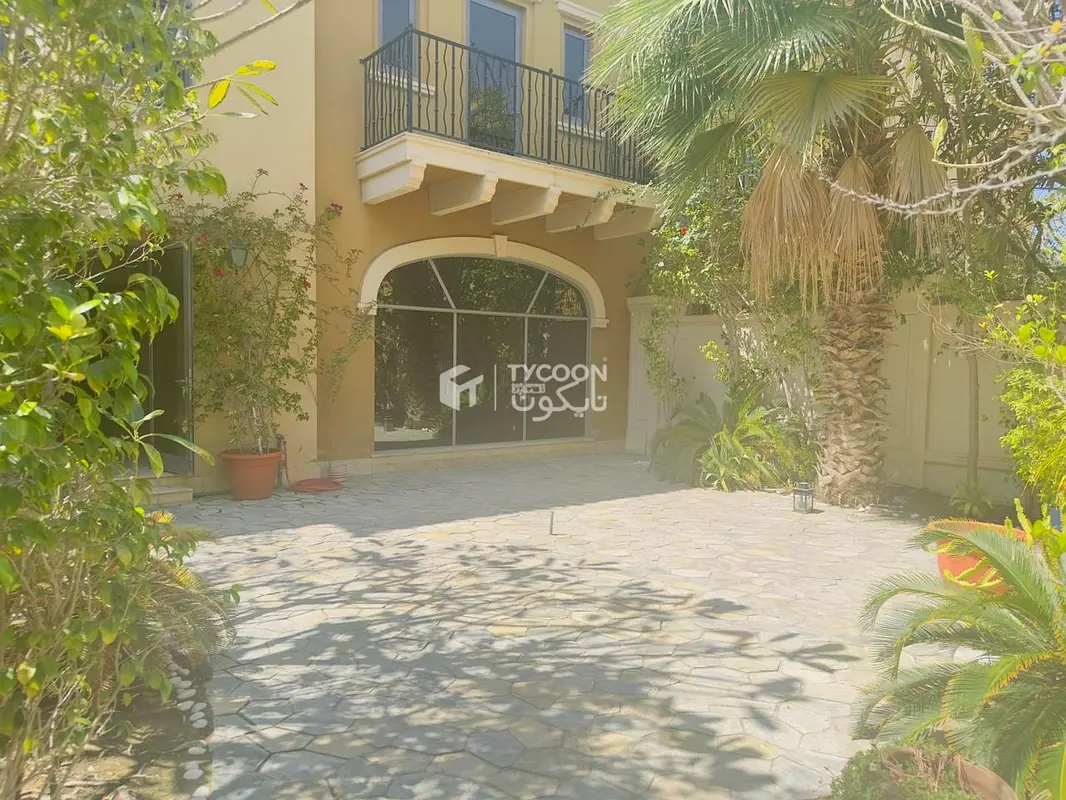 BEAUTIFUL 4 BR TOWN HOUSE WITH GARDEN