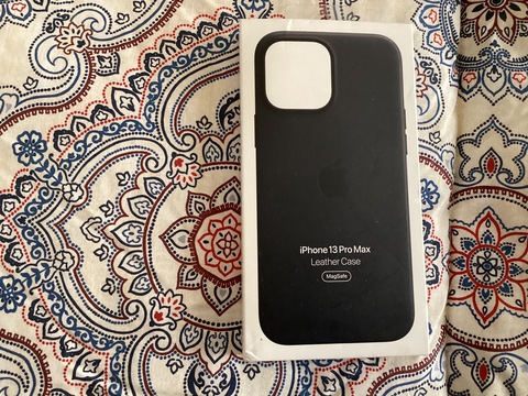 Apple Leather Case with MagSafe (for iPhone 13 Pro Max) - Midnight used like new 200 dhs.