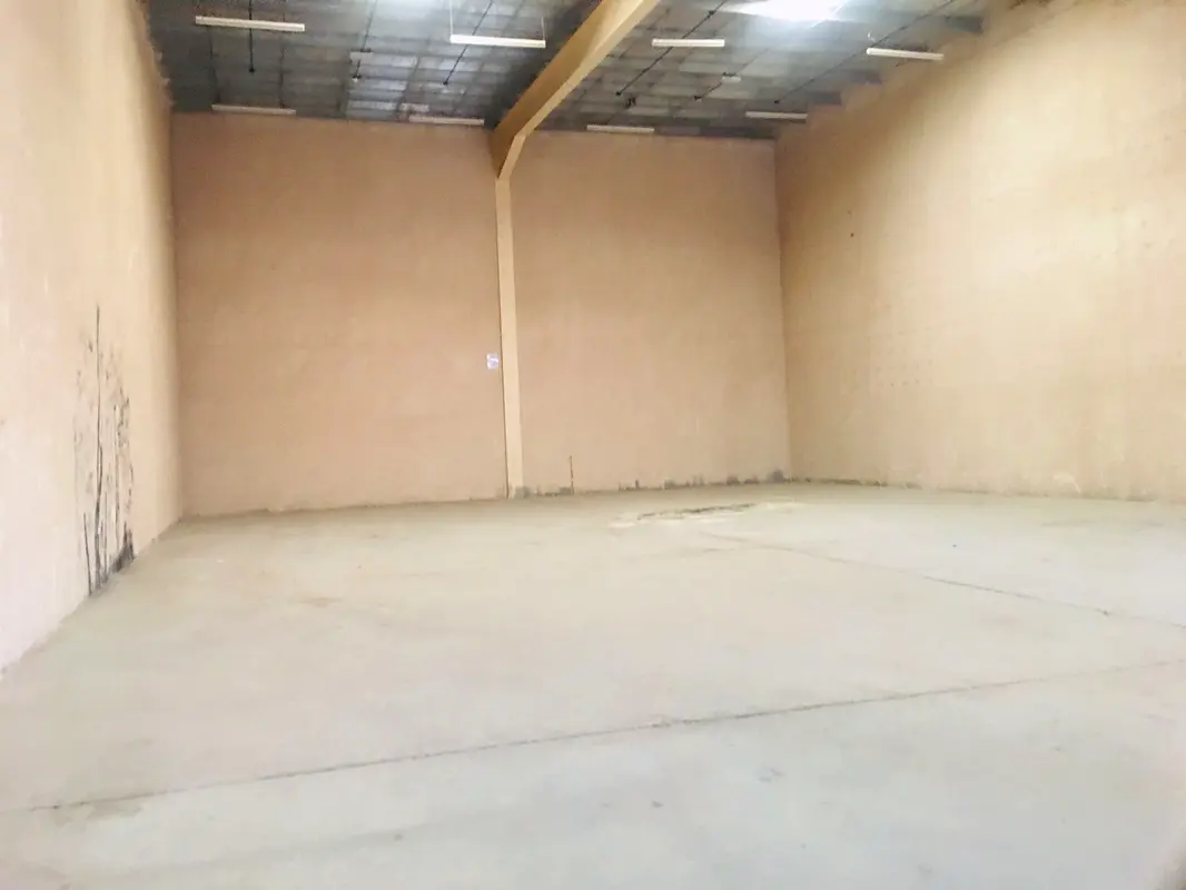 3200 square feet warehouse