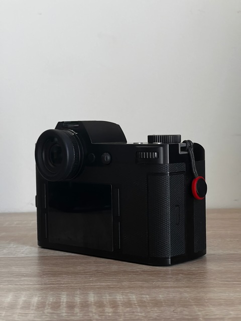 Leica SL with two lenses
