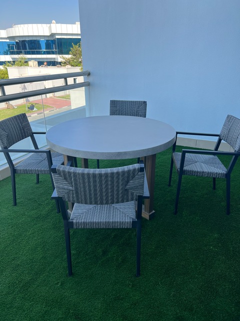 Outdoor round table with 4 chairs(cratebarrel)