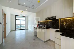 Well-maintained Apt W/ Full Skyline View