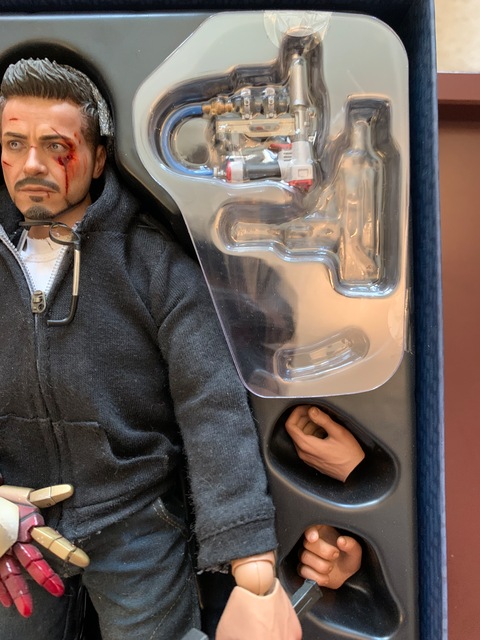 Hot Toys: Iron Man Tony Stark The Mechanic 1/6 Figure