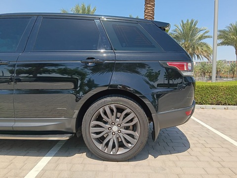 2017 Land Rover Range Rover Sport – AED 135,000 - GCC Specification