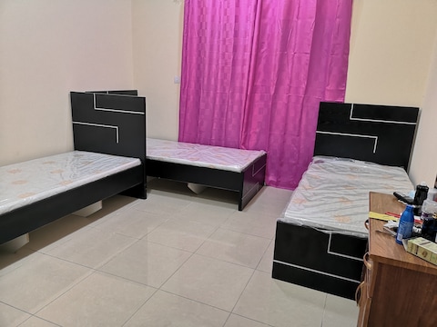 New Villa: Room with balcony, Parking available in a villa very close to Abuhail metro,Horlanz,Deira