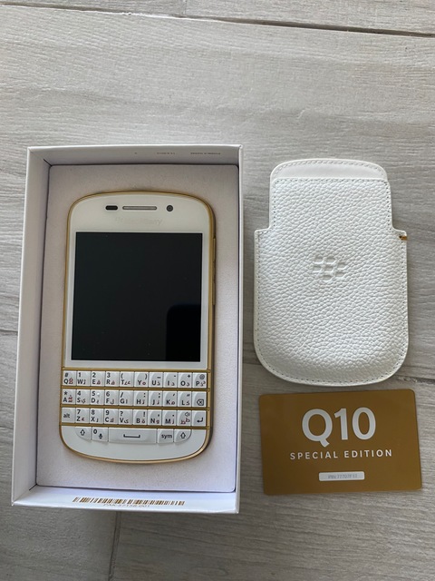 Blackberry Q10 Gold special edition never used