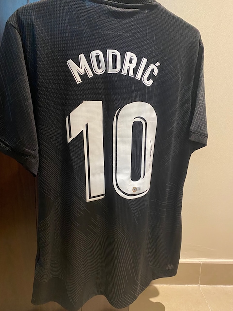 Luka Modric Signed Real Madrid Home 21-22' Jersey (Beckett COA)