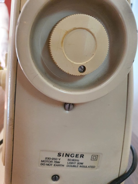 SINGER SEWING MACHINE IN EXCELLENT CONDITION