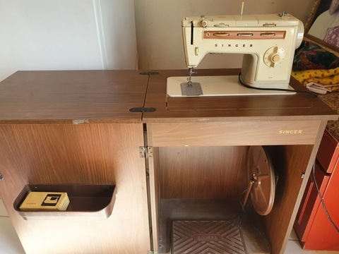 SINGER SEWING MACHINE IN EXCELLENT CONDITION