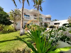 Great Deal! Huge Villa For Commercial Business! Amazing Location! A Lot Of Parking Spaces