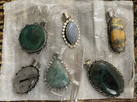 Crystals / stones pendents