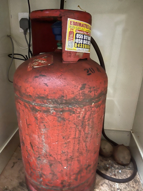 Emirates Gas Cylinder (Dubai) with 90% Gas and fittings