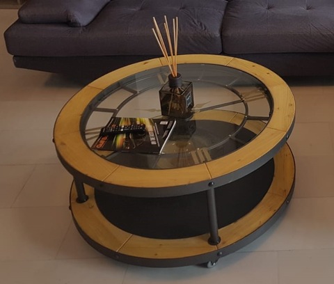 coffee table with clock (perfect condition)