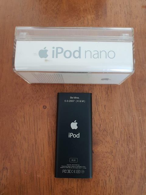 Apple iPod Nano 8GB with Philips Docking Entertainment Syste