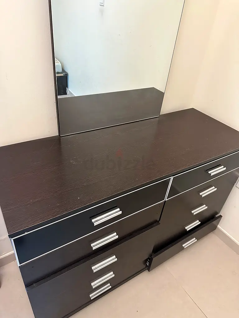 Dressing table with Mirror