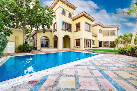 Elegant Fully Furnished 7BR+M Villa w/Private Pool and Beach