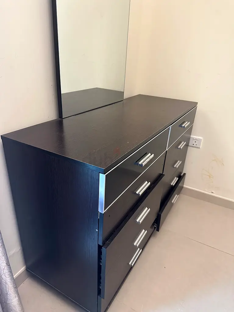 Dressing table with Mirror