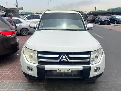 Mitubshi pajero 2008 white color GCC calen car