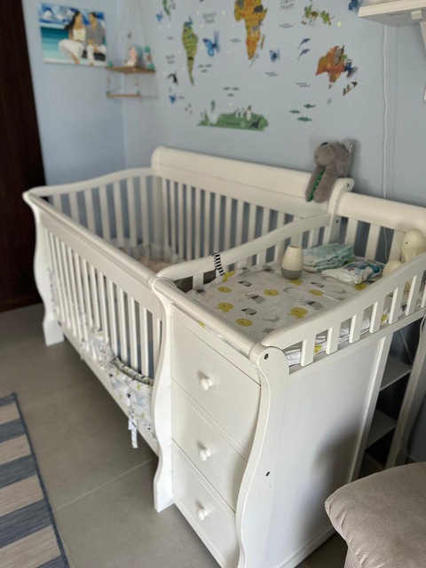 High Quality Baby Crib and Nursing Chair (+ FREE OF CHARGE, a travel crib)