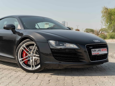 AUDI R8 COUPE V8 • FULL SERVICE HISTORY • CARBON PACKAGE • WARRANTY UNTIL 2024