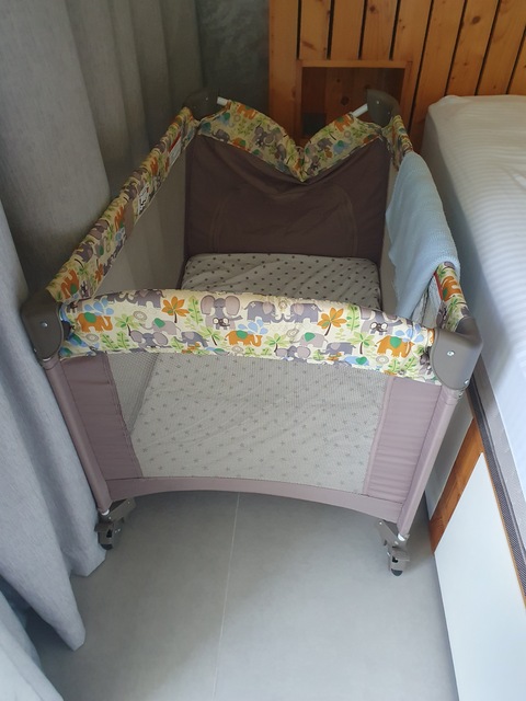 High Quality Baby Crib and Nursing Chair (+ FREE OF CHARGE, a travel crib)