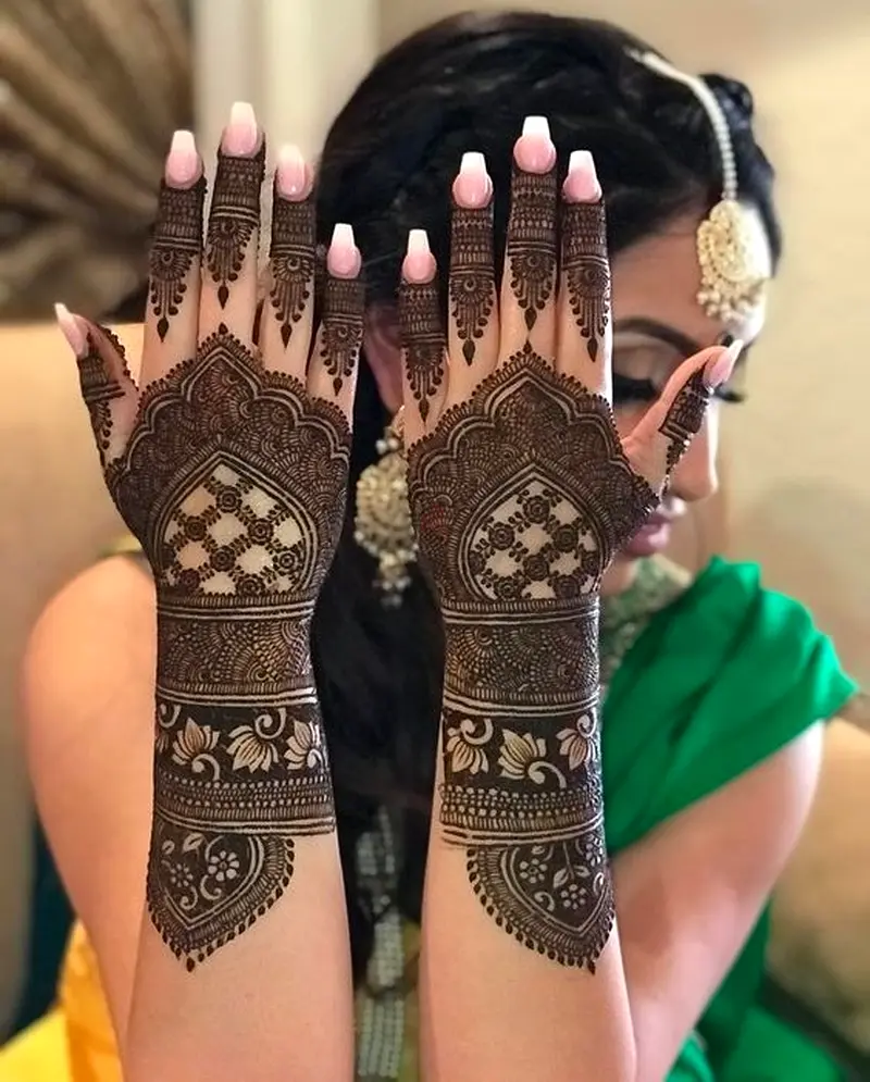 Henna Artist Available in Dubai