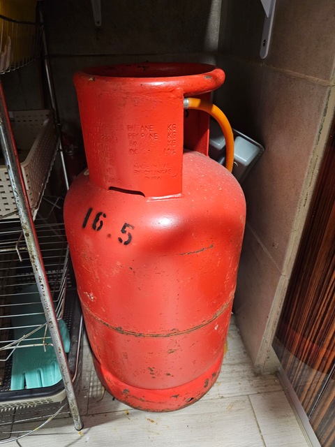 Cylinder with hose and regulator full cylinder