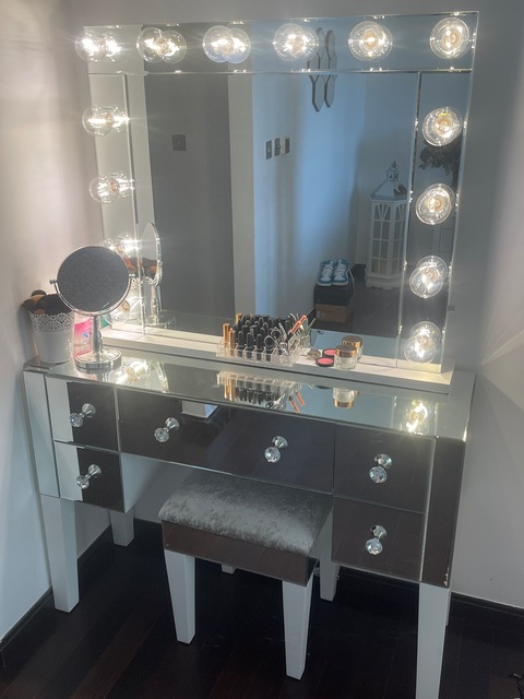 Mirror vanity dresser and bulb mirror