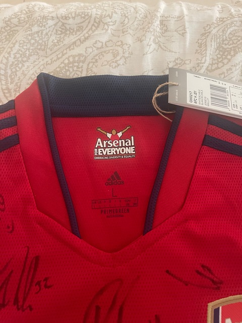Arsenal Jersey Signed by whole Squad -Rare Collectible