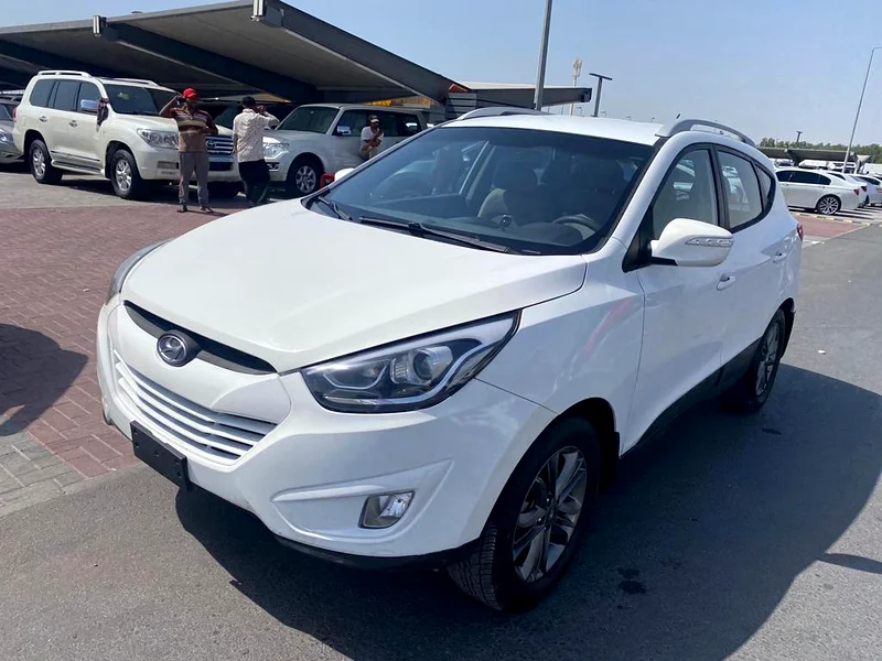 Hyundai tucson 2015 white color GCC dalen car63150946323329114