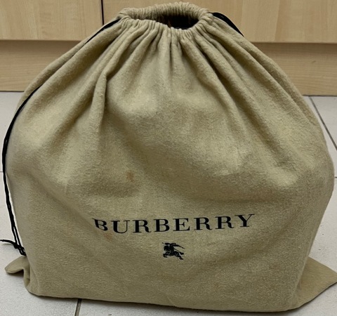 Unused BURBERRY Smoked check chester hand bag