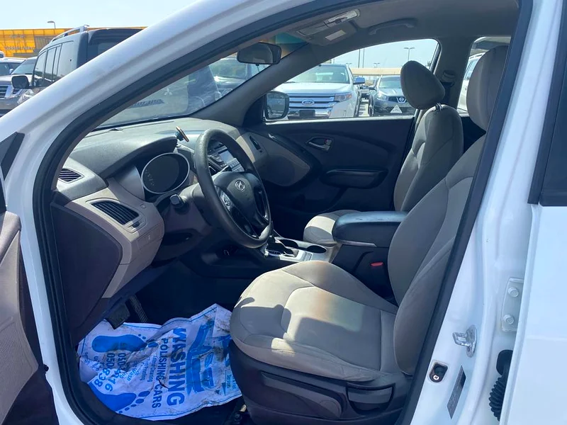 Hyundai tucson 2015 white color GCC dalen car63150946323329112