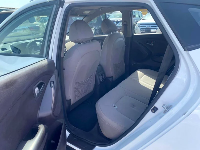 Hyundai tucson 2015 white color GCC dalen car63150946323329113