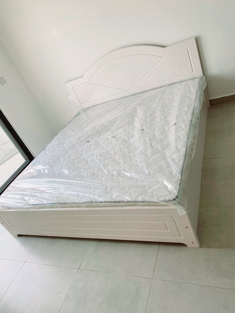 New White Queen Size Wood Bed with Medicle Mattress