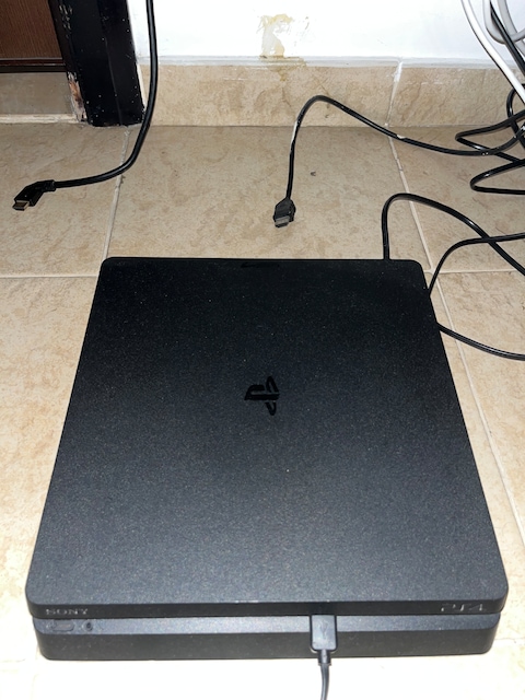 Playstation 4 Slim 500 GB with 2 controllers