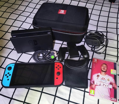 NINTENDO SWITCH +1 GAMES WITH BAG