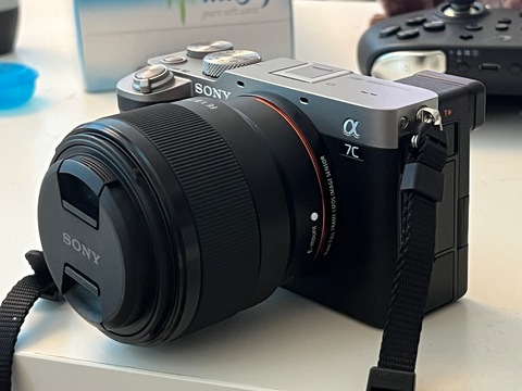 Sony A7C Silver Full-frame + FE 50mm f1.8 Lens