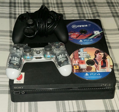 PS4 SILM 1TB TWO CONTROLLER +2 GAMES