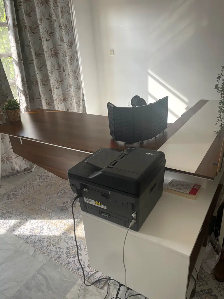 Desk perfect condition from Pan emirates